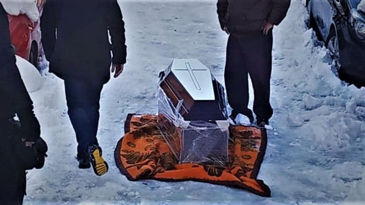 Θλιβερές εικόνες στου Ζωγράφου: Έσυραν φέρετρο στο χιόνι, λόγω αποκλεισμού [vid]