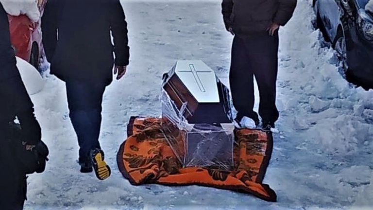 Θλιβερές εικόνες στου Ζωγράφου: Έσυραν φέρετρο στο χιόνι, λόγω αποκλεισμού [vid]