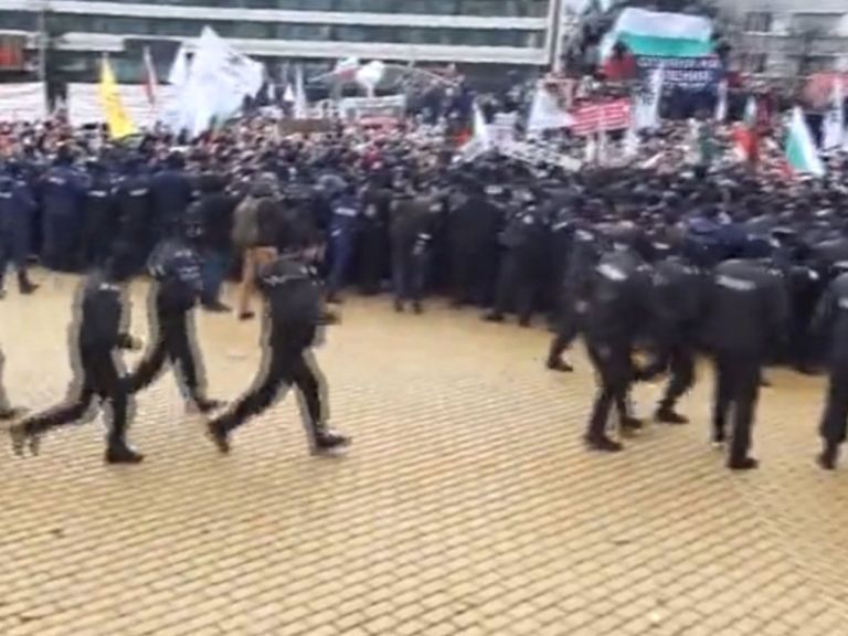 Επεισόδια στη Βουλγαρία – Απόπειρα αρνητών να εισβάλουν στη Βουλή [vid]