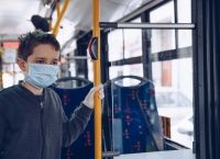 Γαλλία: Υποχρεωτική η χρήση μάσκας στις συγκοινωνίες για τα παιδιά άνω των 6 ετών