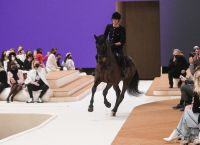 Σαρλότ Κασιράγκι: Άνοιξε το σόου της Chanel επάνω σε άλογο Σαρλότ Κασιράγκι: Άνοιξε το σόου της Chanel επάνω σε άλογο