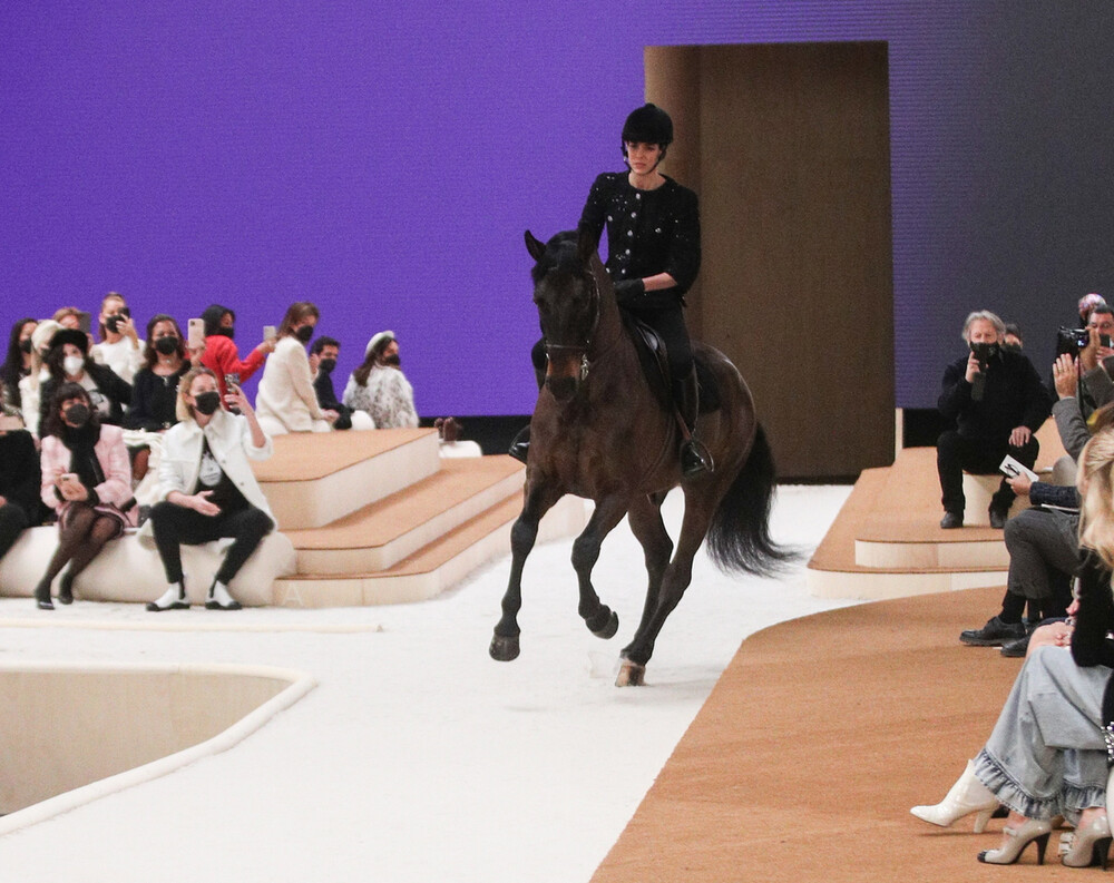 Σαρλότ Κασιράγκι: Άνοιξε το σόου της Chanel επάνω σε άλογο