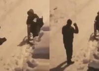 Τουρκία: Πατέρας παίζει στο χιόνι με τον γιο του που είναι σε αναπηρικό καροτσάκι και δίνει μαθήματα ζωής Τουρκία: Πατέρας παίζει στο χιόνι με τον γιο του που είναι σε αναπηρικό καροτσάκι και δίνει μαθήματα ζωής