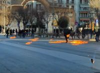 Βροχή μολότοφ στη Θεσσαλονίκη: Διαδηλωτής πήρε φωτιά [vid]