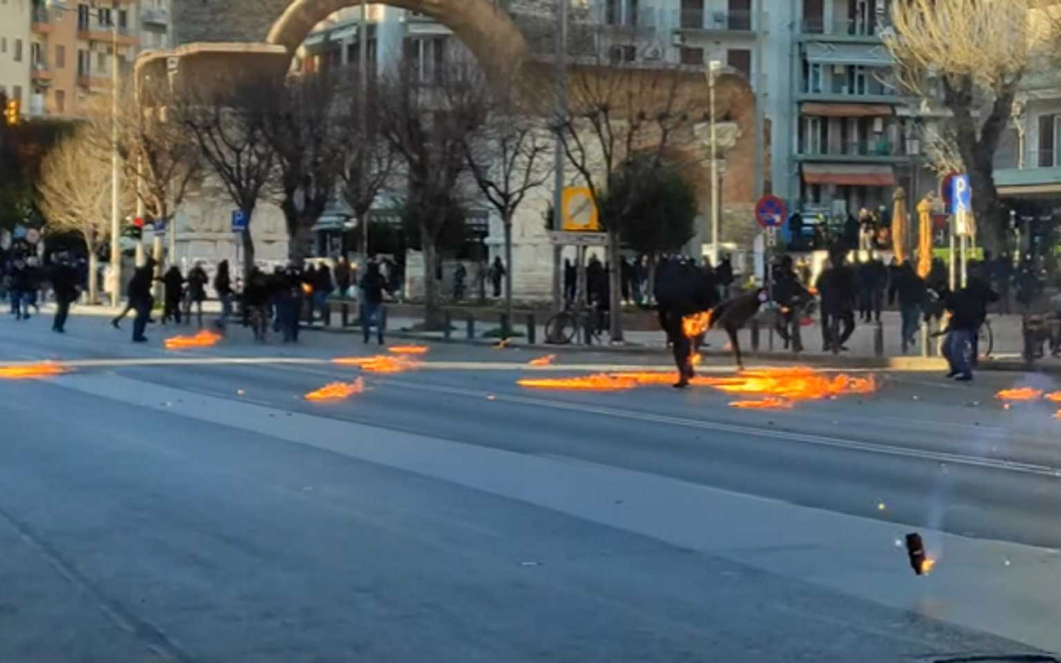Βροχή μολότοφ στη Θεσσαλονίκη: Διαδηλωτής πήρε φωτιά [vid]