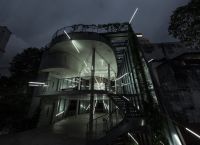 Jun Ong: 111 φώτα LED δημιουργούν μια εντυπωσιακή ψευδαίσθηση αστεριών σε μια εγκαταλελειμμένη αποθήκη