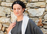«Αγάπη παράνομη»: Συνεπαρμένη η Καραμπέτη με τον νέο της ρόλο [pics]