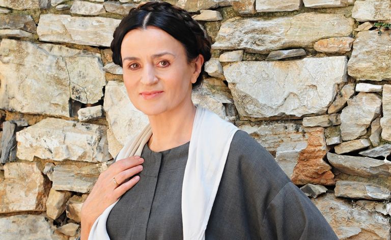 «Αγάπη παράνομη»: Συνεπαρμένη η Καραμπέτη με τον νέο της ρόλο [pics]