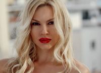 Βίκυ Κάβουρα: «Στο Instagram όλοι θέλουν να με παντρευτούν, από κοντά κανένας»