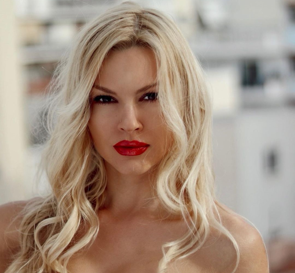 Βίκυ Κάβουρα: «Στο Instagram όλοι θέλουν να με παντρευτούν, από κοντά κανένας»