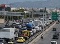 Σοβαρό τροχαίο στον Κηφισό: Σφοδρή σύγκρουση βαν με νταλίκα [pic]