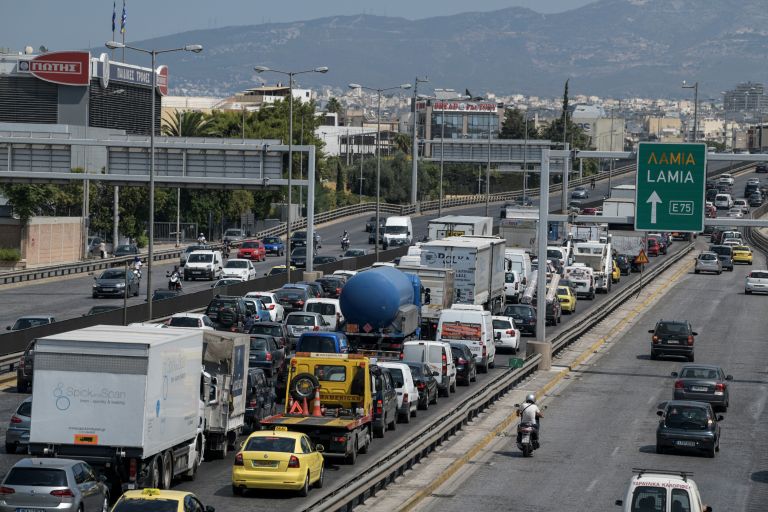Σοβαρό τροχαίο στον Κηφισό: Σφοδρή σύγκρουση βαν με νταλίκα [pic]