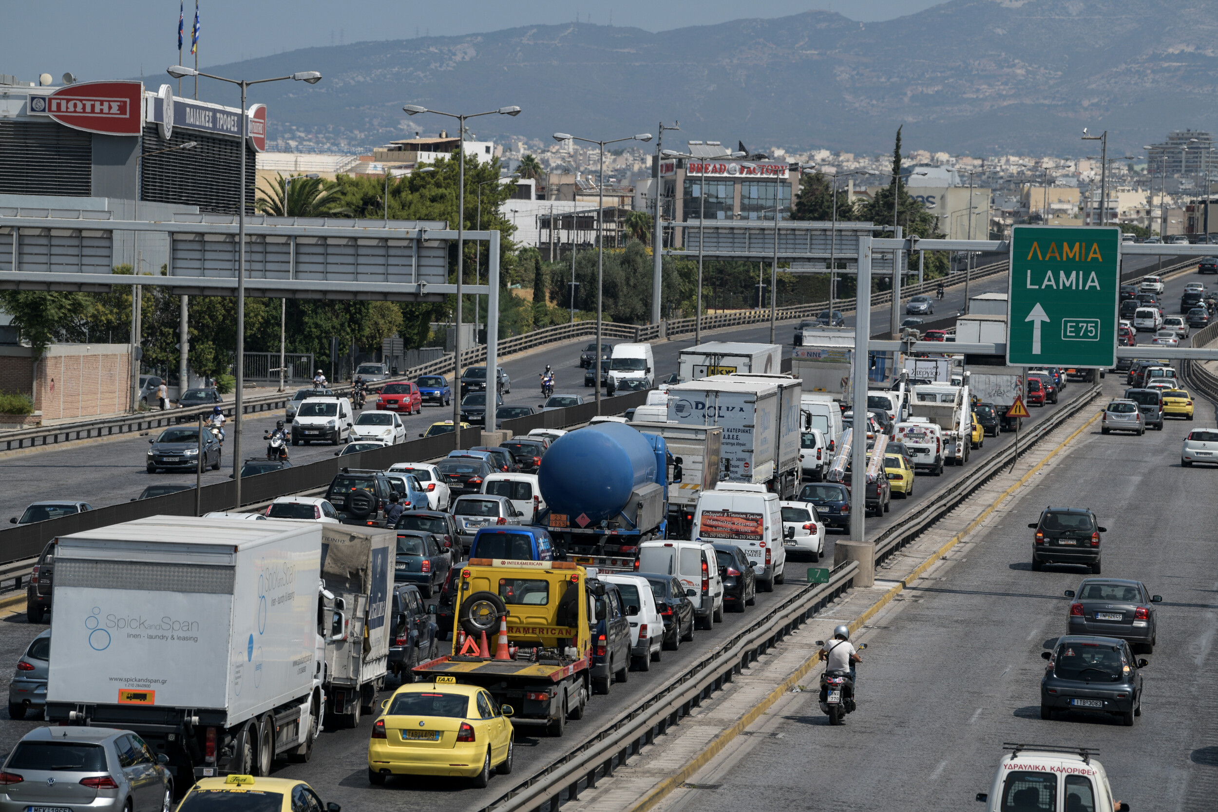 Σοβαρό τροχαίο στον Κηφισό: Σφοδρή σύγκρουση βαν με νταλίκα [pic]