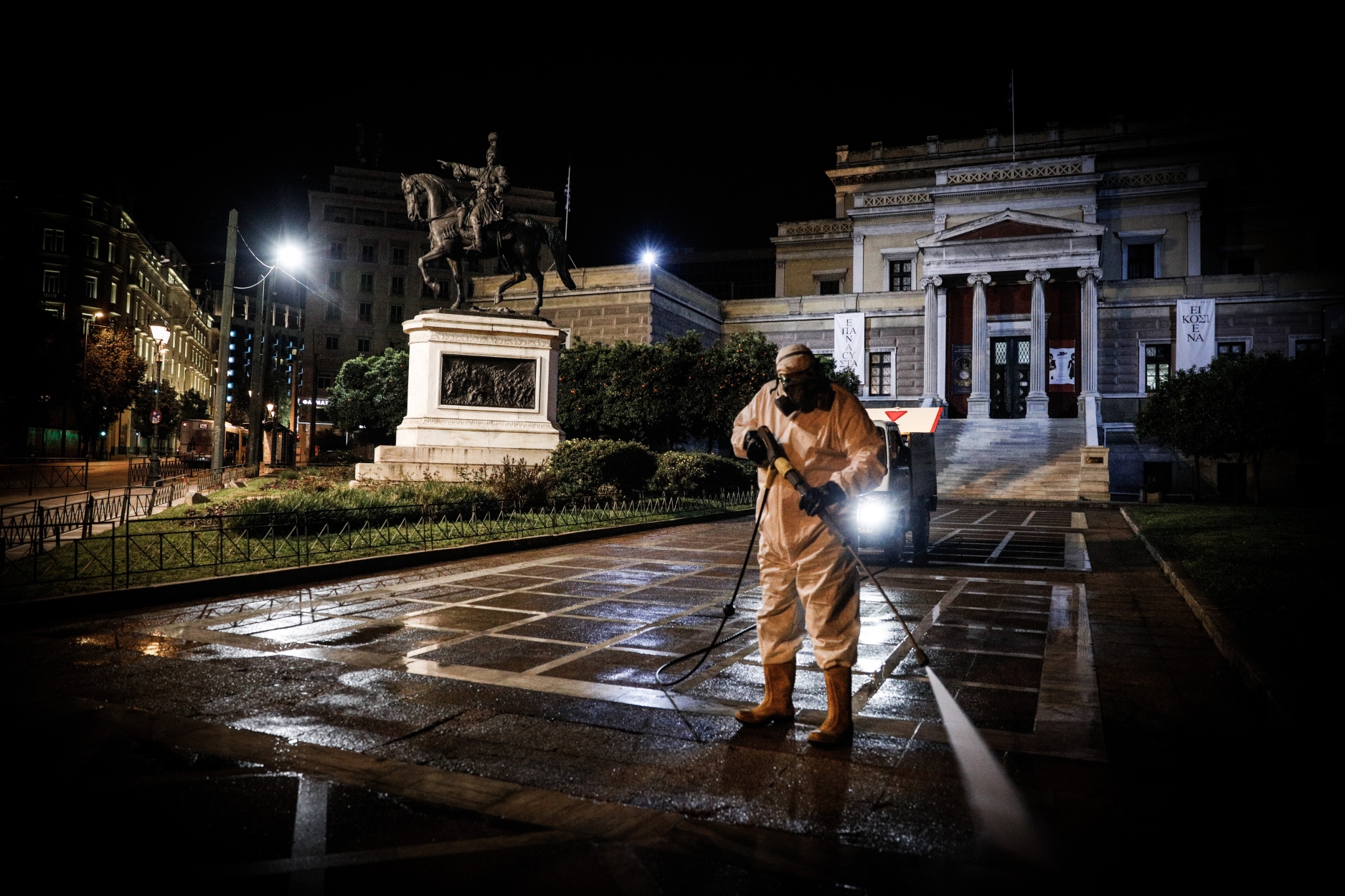 Άγαλμα Κολοκοτρώνη πλατεία: Άγνωστοι το βανδάλισαν με συνθήματα κατά των βιαστών