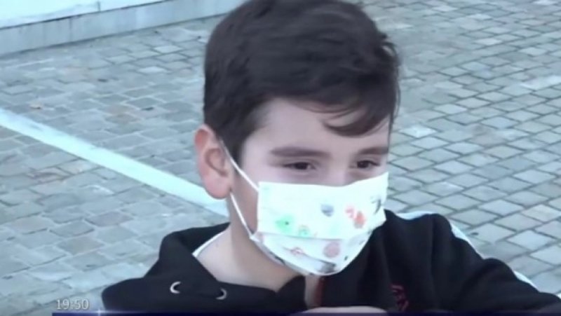 «Θέλω να γυρίσω στο σχολείο γιατί έχω ωραία δασκάλα» – Viral μαθητής «γύπας» [vid]