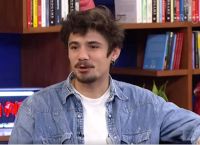 Κώστας Νικούλι: «Πηγαίναμε στο Αλλοδαπών στις 5:00 το πρωί – Είχα ροζ ταυτότητα» Κώστας Νικούλι: «Πηγαίναμε στο Αλλοδαπών στις 5:00 το πρωί – Είχα ροζ ταυτότητα»