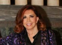 Μιμή Ντενίση: «Έχω ξεπεράσει το στάδιο του ναρκισσισμού, δε με νοιάζει πώς θα κάτσω για να φανώ ωραία»
