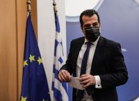 Πλεύρης: Στους 7 μήνες η λήξη του πιστοποιητικού εμβολιασμού