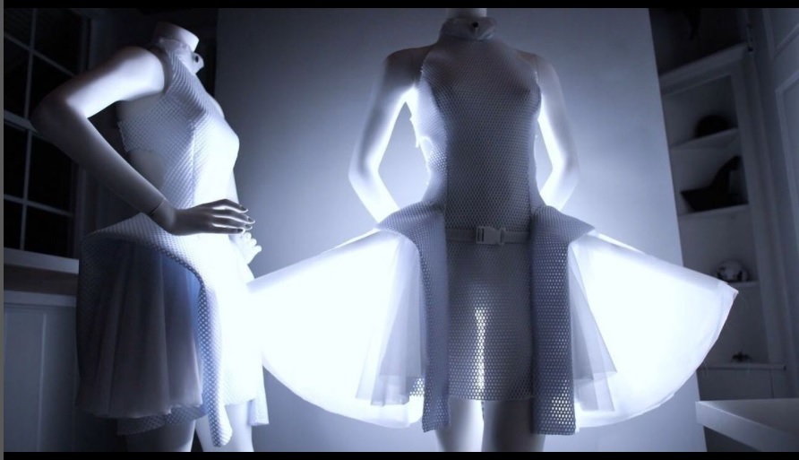 Proximity Dress: Το φόρεμα για τις απαραίτητες κοινωνικές αποστάσεις