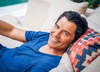 Σάκης Ρουβάς: Σαν σήμερα γεννήθηκε ο δημοφιλής τραγουδιστής
