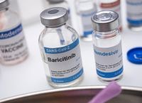 Βaricitinib και sotrovimab: Τα δύο νέα φάρμακα που συνιστά ο ΠΟΥ στη μάχη κατά του κορωνοϊού