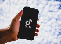 Έρευνα: Ο αλγόριθμος του TikTok διαδίδει fake news για τον πόλεμο στην Ουκρανία στους χρήστες του