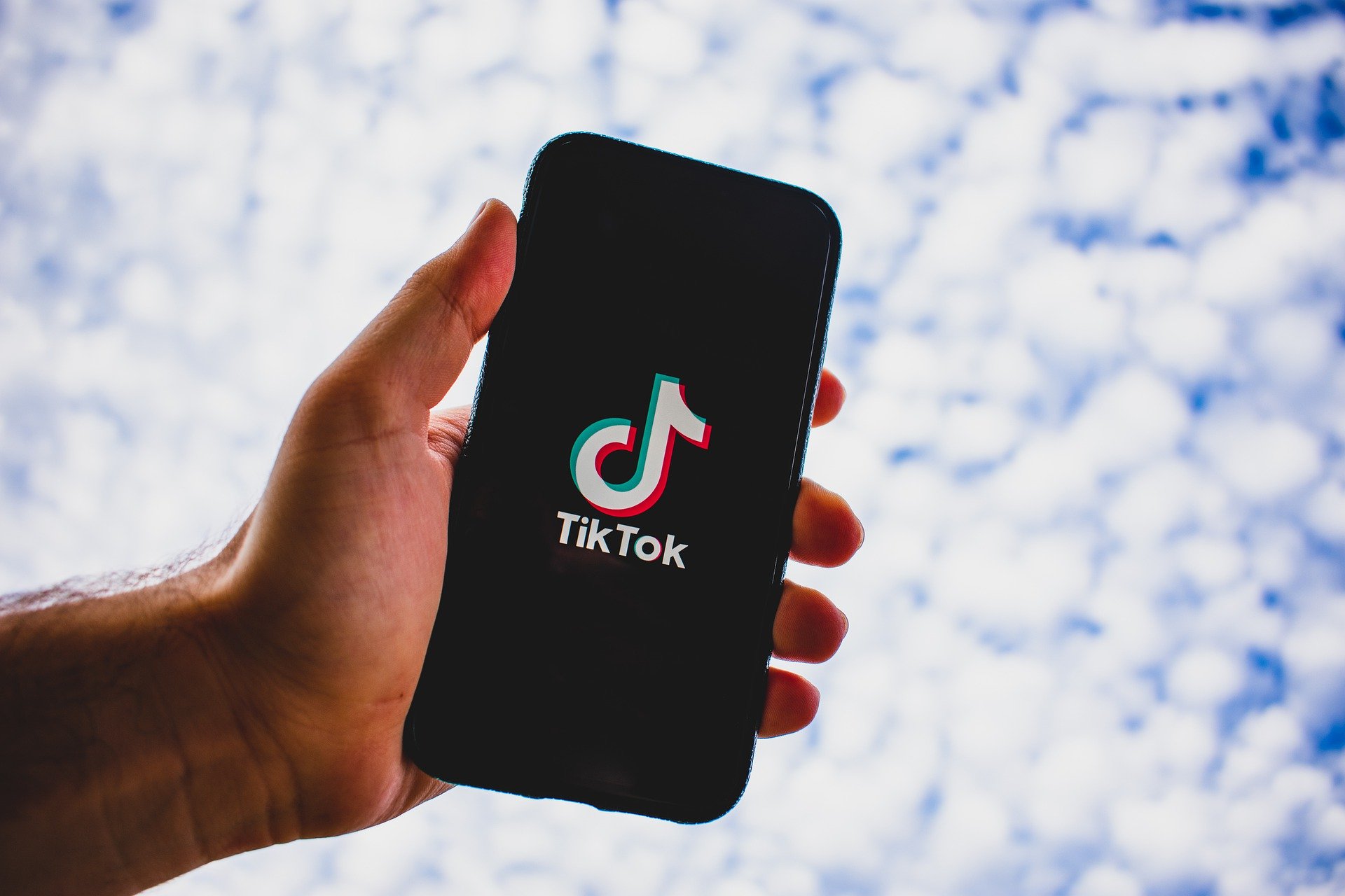 TikTok: Πολύ σύντομα μπαίνει σε τηλεοράσεις αιθουσών αναμονής