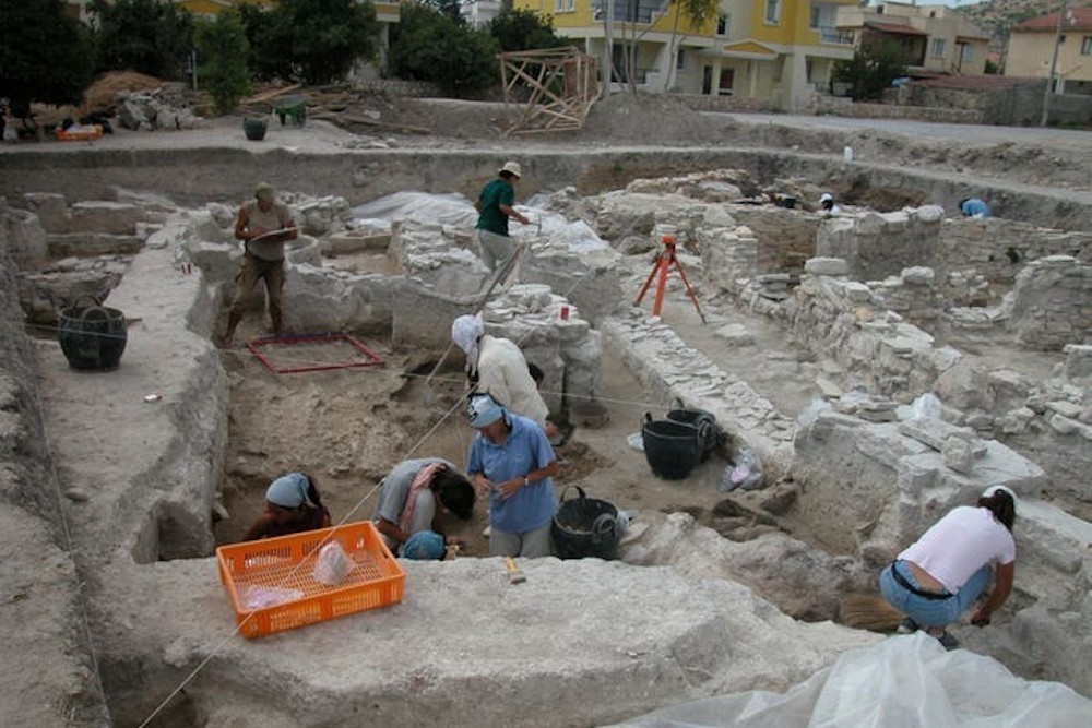 Μεγάλη αρχαιολογική ανακάλυψη: Άνδρας και σκύλος στην Τουρκία, θύματα του ηφαιστείου Σαντορίνης [pics]