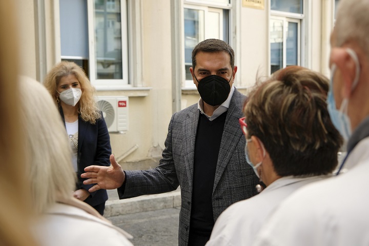Τσίπρας στο Αλεξάνδρα: Μια νέα κυβέρνηση το 2022 θα στηρίξει γιατρούς και νοσηλευτές