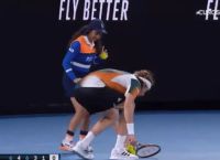 Στέφανος Τσιτσιπάς: Έγινε viral βοηθώντας ένα ball girl
