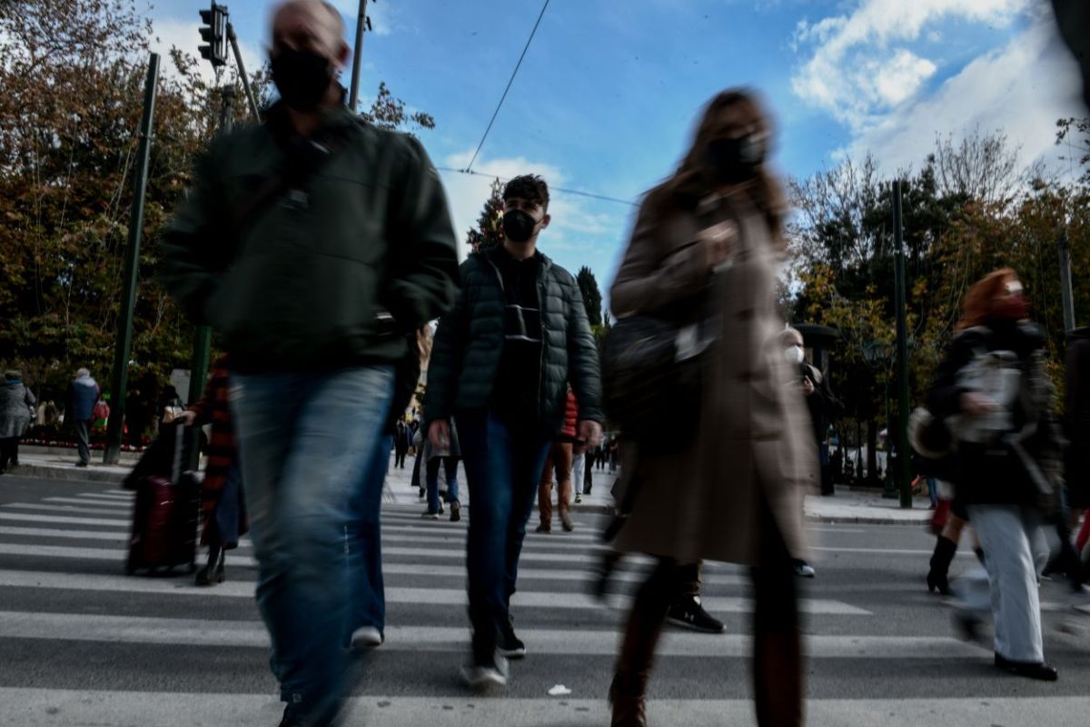 Όμικρον: Αυτά είναι τα συμπτώματά της – Τι να προσέξετε
