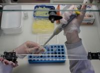 Όμικρον: Pfizer και BioNTech αρχίζουν την κλινική δοκιμή εμβολίου κατά της παραλλαγής