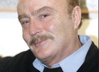 Ντίνος Καρύδης: Η χιουμοριστική διάψευση του θανάτου του Ντίνος Καρύδης: Η χιουμοριστική διάψευση του θανάτου του