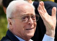 Στο σφυρί βγαίνουν προσωπικά αντικείμενα του Μάικλ Κέιν Στο σφυρί βγαίνουν προσωπικά αντικείμενα του Μάικλ Κέιν