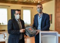 Δεκαοκτώ απινιδωτές δώρισε στον Δήμο Αθηναίων το υπουργείο Υγείας