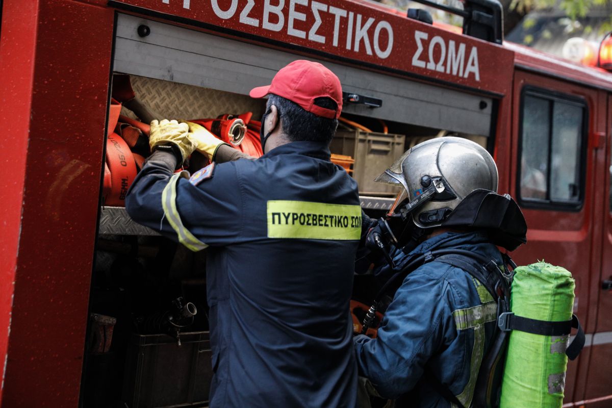 Συναγερμός στην Πυροσβεστική: Μεγάλη φωτιά σε αποθήκη στο Καπανδρίτι