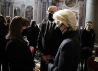 Κηδεία Σασόλι: Η Κατερίνα Σακελλαροπούλου παρέστη στην τελετή – «Αφοσιωμένος Ευρωπαίος και φίλος της Ελλάδας»