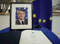 Σασόλι: Κηδεύεται αυτή την ώρα ο πρόεδρος του Ευρωκοινοβουλίου