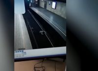 Βρυξέλλες: Βίντεο από τη στιγμή που 23χρονος ρίχνει γυναίκα στις ράγες του μετρό Βρυξέλλες: Βίντεο από τη στιγμή που 23χρονος ρίχνει γυναίκα στις ράγες του μετρό