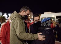 Μητσοτάκης στον Πειραιά: Επισκέφθηκε άστεγους στο λιμάνι Μητσοτάκης στον Πειραιά: Επισκέφθηκε άστεγους στο λιμάνι