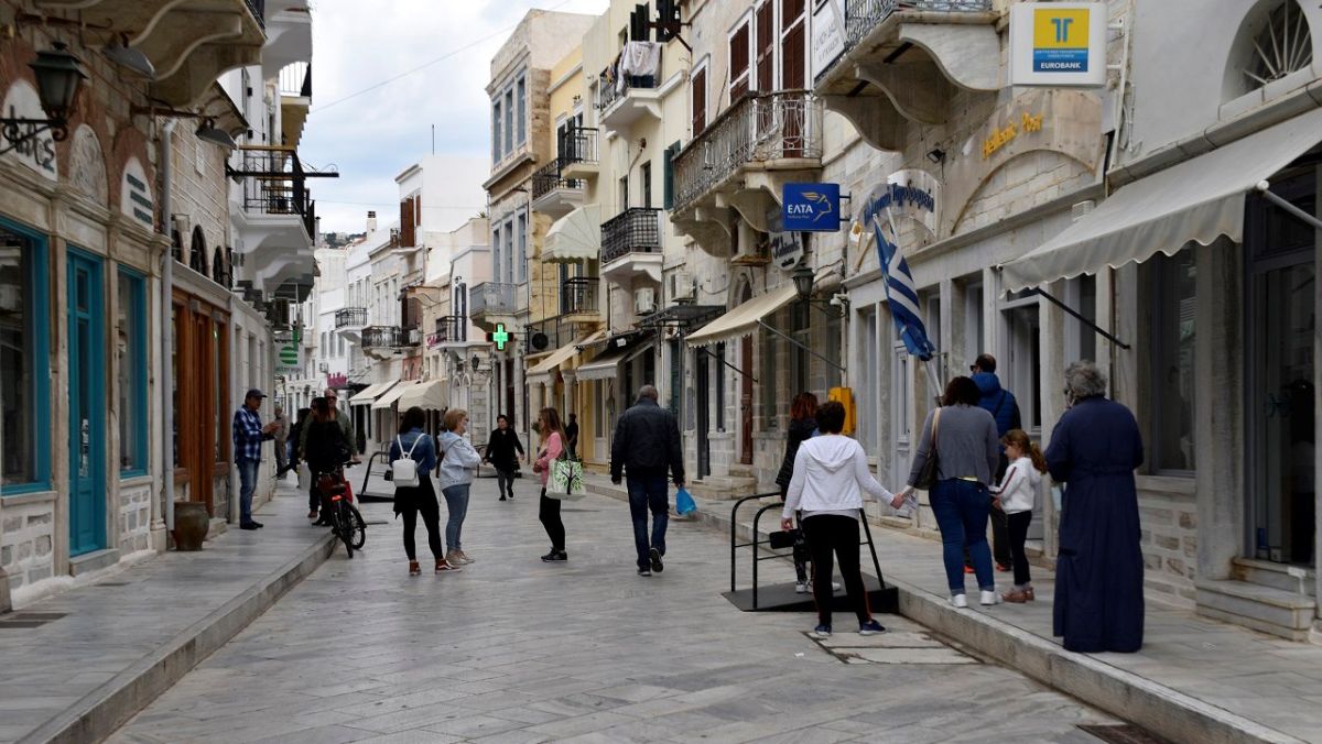 Σύρος: «Έβρεξε» λεφτά στον δρόμο την παραμονή της Πρωτοχρονιάς