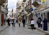 Σύρος: «Έβρεξε» λεφτά στον δρόμο την παραμονή της Πρωτοχρονιάς