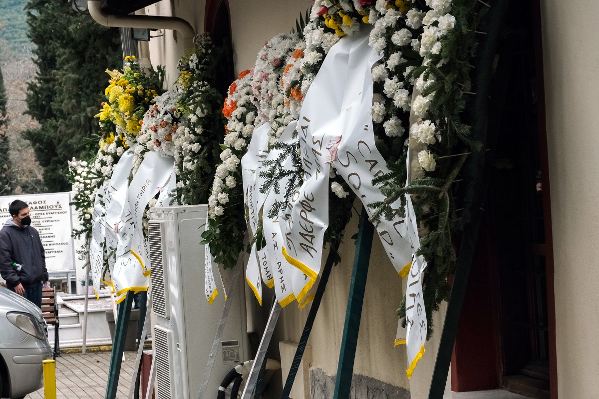 Δολοφονία 19χρονου: Με λευκά γαρίφαλα το τελευταίο αντίο στον Άλκη – Το σπαρακτικό μήνυμα της καθηγήτριας