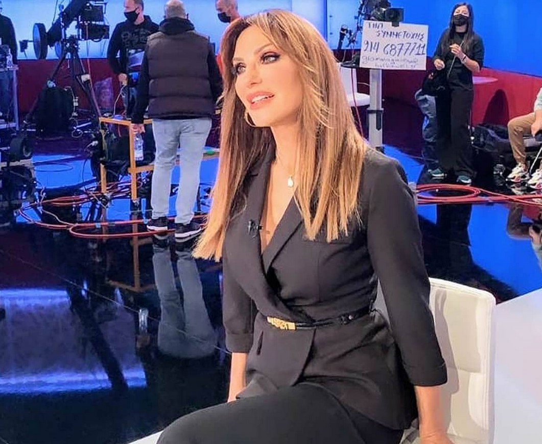 Το γυμνό στήθος της Βίκυς Χατζηβασιλείου προκαλεί εμφράγματα