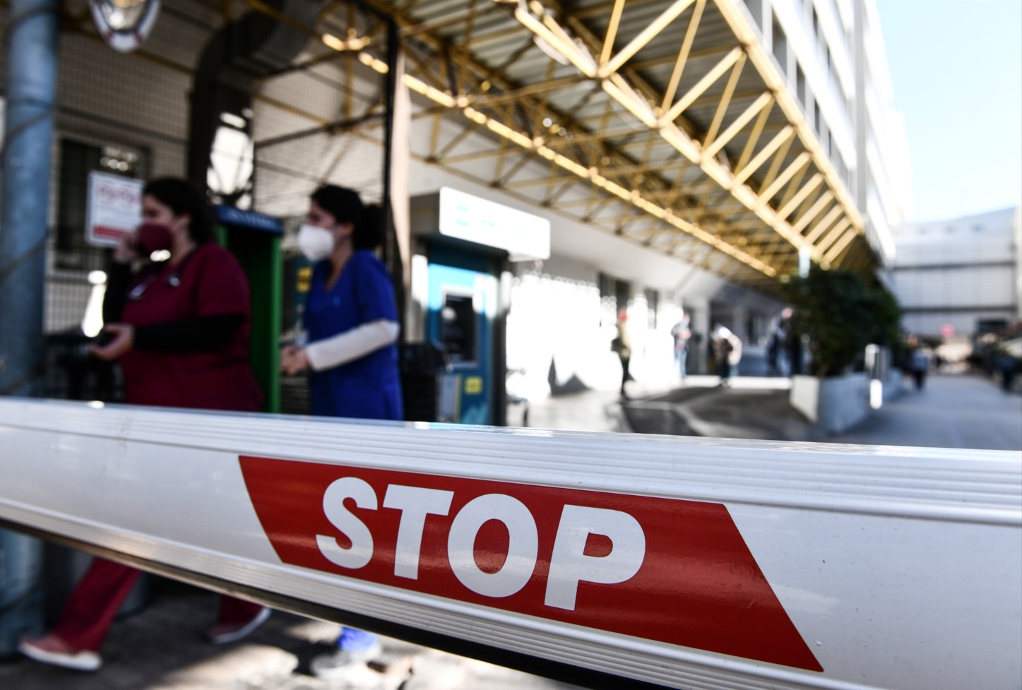 Θρίλερ στο νοσοκομείο Ευαγγελισμός: Απειλεί να πηδήξει από την ταράτσα