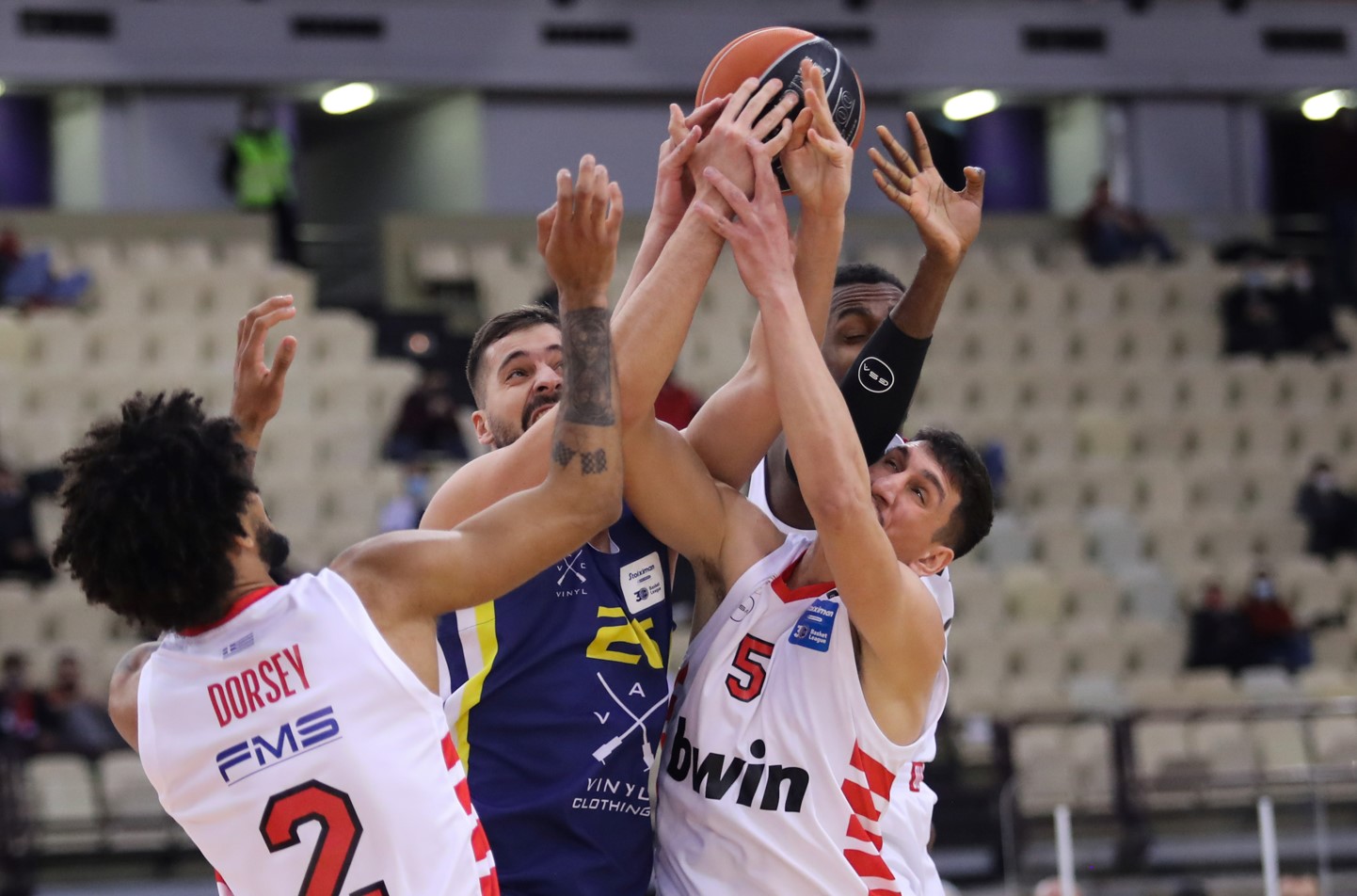Ολυμπιακός-Λαύριο 101-58:  Ο Ντόρσεϊ πέταξε την μπάλα σε διαιτητή [vid]