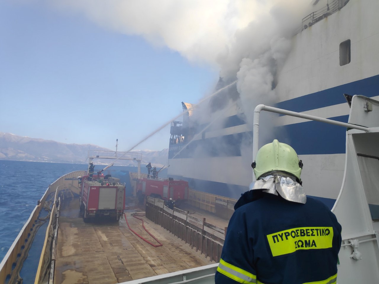 Φωτιά σε πλοίο στην Κέρκυρα: Αγωνία για τους 11 αγνοούμενους και τους δύο εγκλωβισμένους
