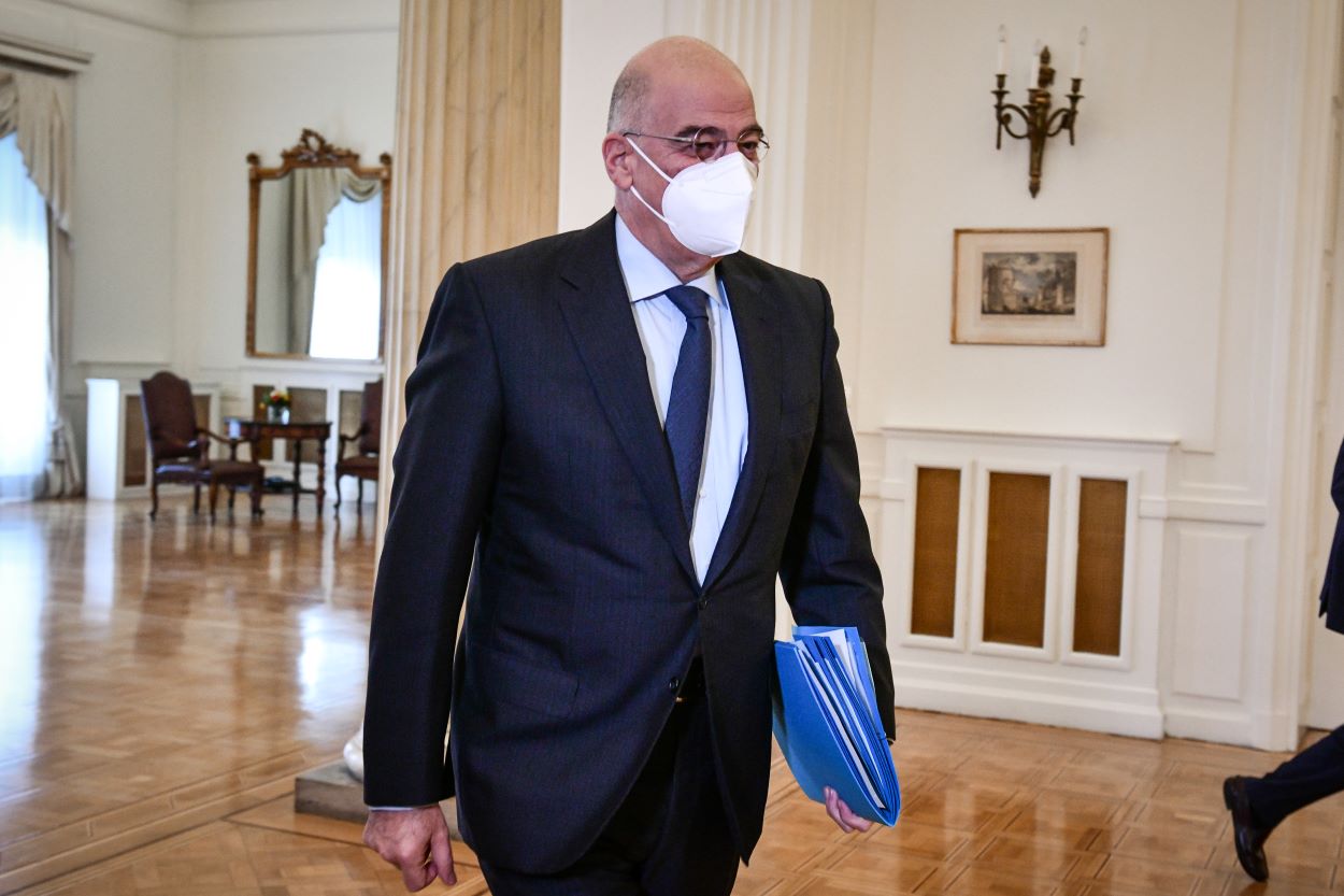 Δένδιας σε Τσαβούσογλου: Η Τουρκία δεν δικαιούται να μιλά για το μεταναστευτικό