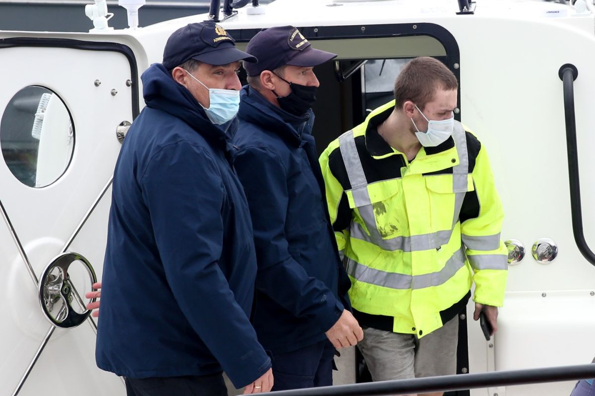Ferry passenger found alive 54 hours after devasting ship fire in Greece [vid]