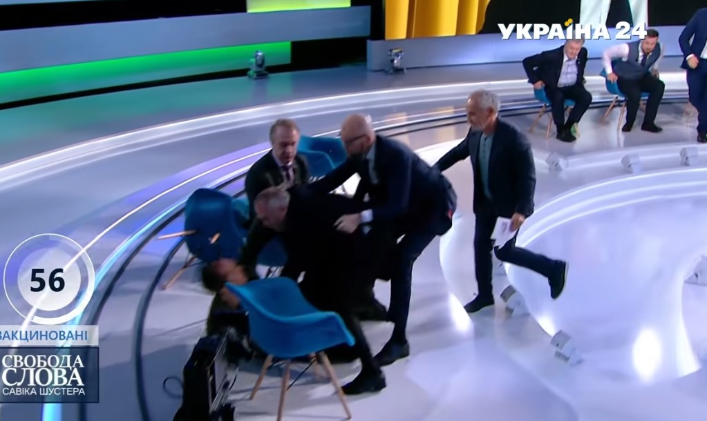 Ουκρανία: Άγριο ξύλο στον «αέρα» εκπομπής – Στα χέρια δημοσιογράφος και φιλορώσος πολιτικός